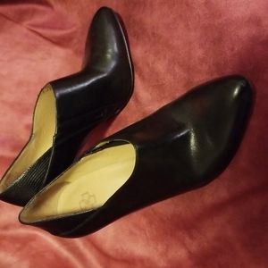 Ann Taylor Ankle Boots in Black Leather 7.5